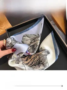 Gros plan d'un foulard en soie à fleurs avec coutures fines et texture luxueuse