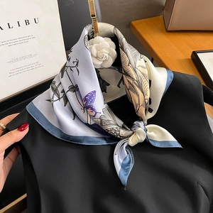 Élégant foulard en soie imprimé fleurs et papillons violets avec broche camélia