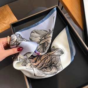 Carré de soie élégant avec imprimé floral de rose réaliste et bordure bleue chic