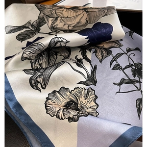 Élégant foulard en soie aux motifs floraux géométriques et finition satinée lisse
