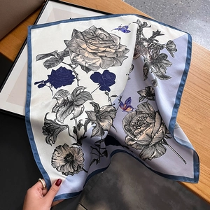 Carré en soie élégant avec motifs floraux bleus et finitions cousues de haute qualité