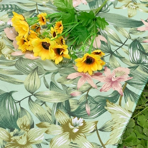 Tapis de pique-nique portable aux motifs tropicaux posé sur l'herbe pour sorties plein air