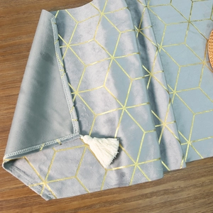 Chemin de table nordique moderne en velours bleu-gris avec motifs géométriques dorés