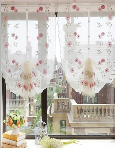Détails de broderie marguerite sur store romain en dentelle blanche avec bord ondulé