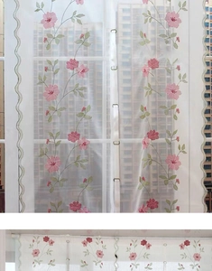 Détail du rideau voilage blanc avec broderies de marguerites roses et bordures ondulées