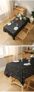 Gros plan d'une nappe en dentelle noire vintage avec texture florale ajourée raffinée