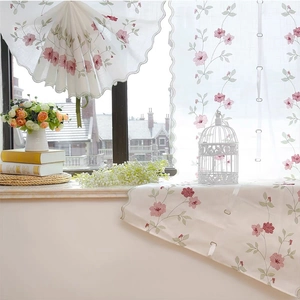 Rideau ballon en dentelle blanche avec broderie florale et bords festonnés élégants