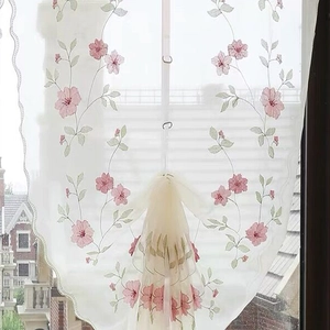 Rideau en dentelle translucide blanche avec broderie de marguerites et ourlet ondulé élégant