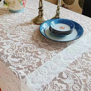 Nappe élégante en dentelle blanche au crochet avec motifs floraux pour décor vintage