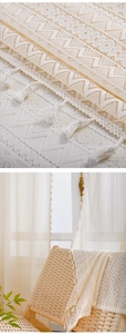 Gros plan rideau en dentelle crème avec motif géométrique ondulé et pompons