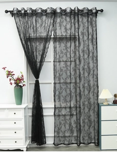 Détail de rideau en dentelle noire à œillets avec motifs de roses pour la décoration intérieure