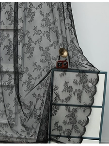 Détail de rideau en dentelle florale noire vintage avec bords festonnés pour la maison