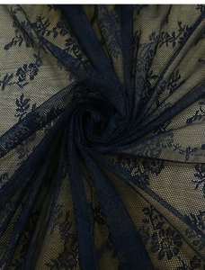 Gros plan sur un tissu en dentelle florale noire vintage avec broderies et maille