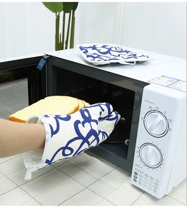 Detail of Nordic blue vine oven mitt and pot holder set for heat protection