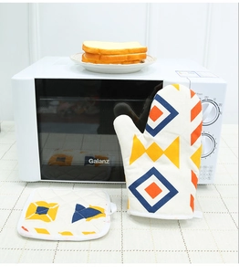 Detail of Nordic oven mitt and pot holder set with vibrant geometric diamond prints