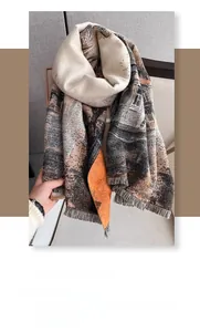 Détail d'une écharpe en imitation cachemire avec imprimé architectural orange et gris