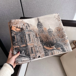 Détail d'un châle pashmina épais double face avec motif de château européen
