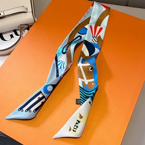 Makroaufnahme von blau-orangefarbenem Seidenschal mit Reitsportmuster und Paris-Schriftzug