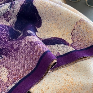 Dettaglio di sciarpa in finto cashmere con stampa floreale viola effetto pittura a olio