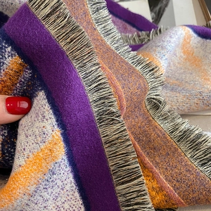 Sciarpa spessa in maglia effetto cashmere con motivi geometrici viola e arancio