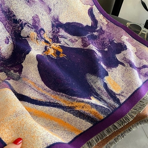 Dettaglio della sciarpa effetto cashmere con motivo a iris dipinto a olio e frange