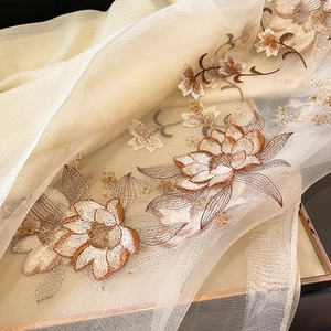 Détail de l'écharpe en soie et laine montrant une broderie florale 3D et du fil doré