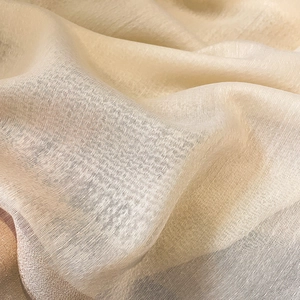 Gros plan détaillé du tissu en soie et laine brodée avec texture douce couleur champagne