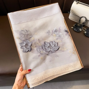 Détail d'écharpe en soie gris-violet avec broderie florale 3D et bordure dorée