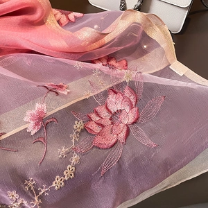 Détail de broderie florale sur écharpe en soie et laine dégradée rose et violette