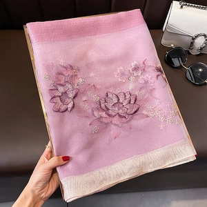 Détail de châle en soie lavande avec broderies florales violettes et bordure brillante