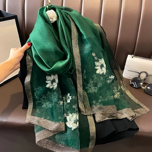 Châle en soie et laine vert foncé avec broderie florale et bordure pailletée dorée chic
