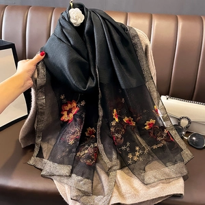 Élégante écharpe en soie et laine noire avec broderies florales et bordure dorée