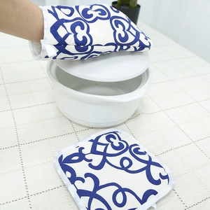 Nordic heat-resistant kitchen glove and mat set with blue vine patterns on white fabric