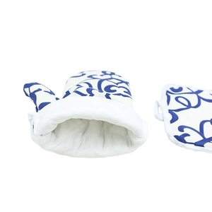 Nordic blue floral cotton oven mitt and pot holder set for kitchen heat protection