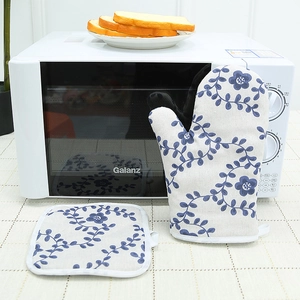 Nordic oven mitt and pot holder set with blue floral vine pattern on beige fabric