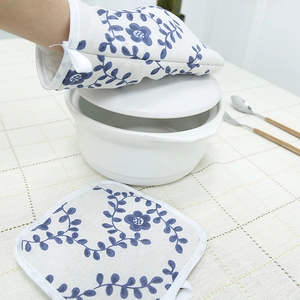 Nordic floral cotton oven mitt and potholder set with heat-resistant padding