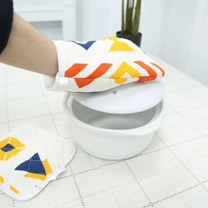 Ins style heat-resistant oven mitt and potholder set with colorful geometric patterns