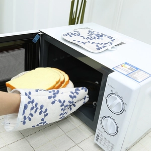 Nordic oven mitt and heat-resistant pot holder set with elegant blue leaf pattern