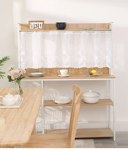 Detailaufnahme weißer Spitzenvorhang mit Blumenmuster für Fenster und Schränke