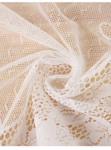 Nahaufnahme von weißem Spitzenstoff mit Netzmuster und floralem Jacquard auf Holz