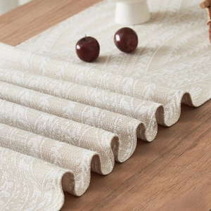 Runner da tavolo in lino con motivi a foglie bianche su tessuto beige per l'arredamento