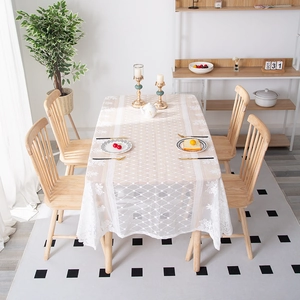 Nappe élégante en dentelle blanche avec broderie florale et design en maille pour tables