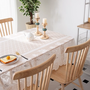 Nappe vintage en dentelle beige avec motifs de losanges et bordure florale au crochet
