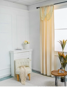 Detailansicht beige Verdunkelungsvorhänge mit elegantem Wellen-Volant und Quastenfransen