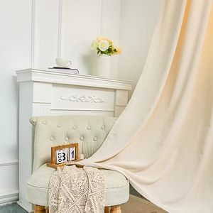 Beigefarbener Verdunkelungsvorhang mit Samttextur und elegantem Fall für das Wohnzimmer