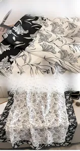 Detailansicht eines Seidenschals mit Blumendruck, feinen Nähten und glatter Textur