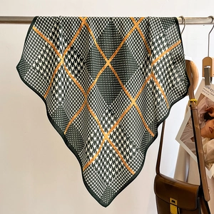 Carré de soie classique avec motif pied-de-poule et rayures orange sur cintre en métal