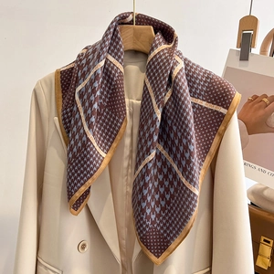 Foulard classique à motif pied-de-poule marron et bleu drapé sur un blazer élégant