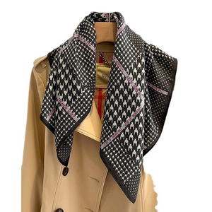 Élégant foulard en soie à carreaux pied-de-poule noir et blanc avec un trench kaki