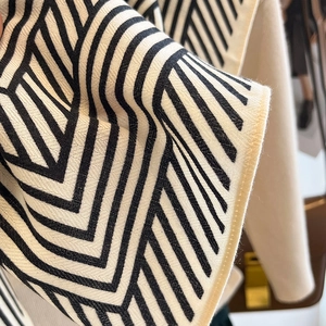 Makroaufnahme eines gestreiften Strickschals mit Textur und präzisen Verarbeitungsdetails